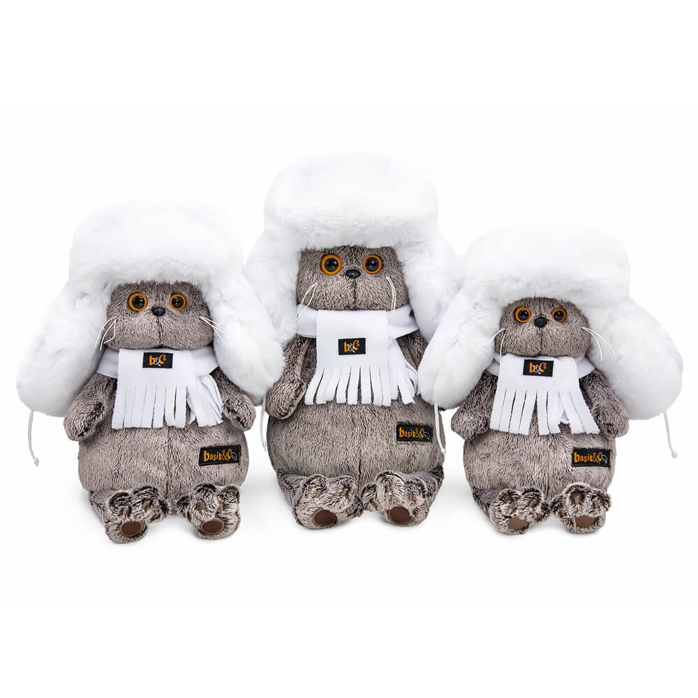 Кот Басик в белой меховой шапке