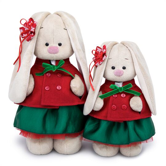 в красном жакете и зеленой юбке