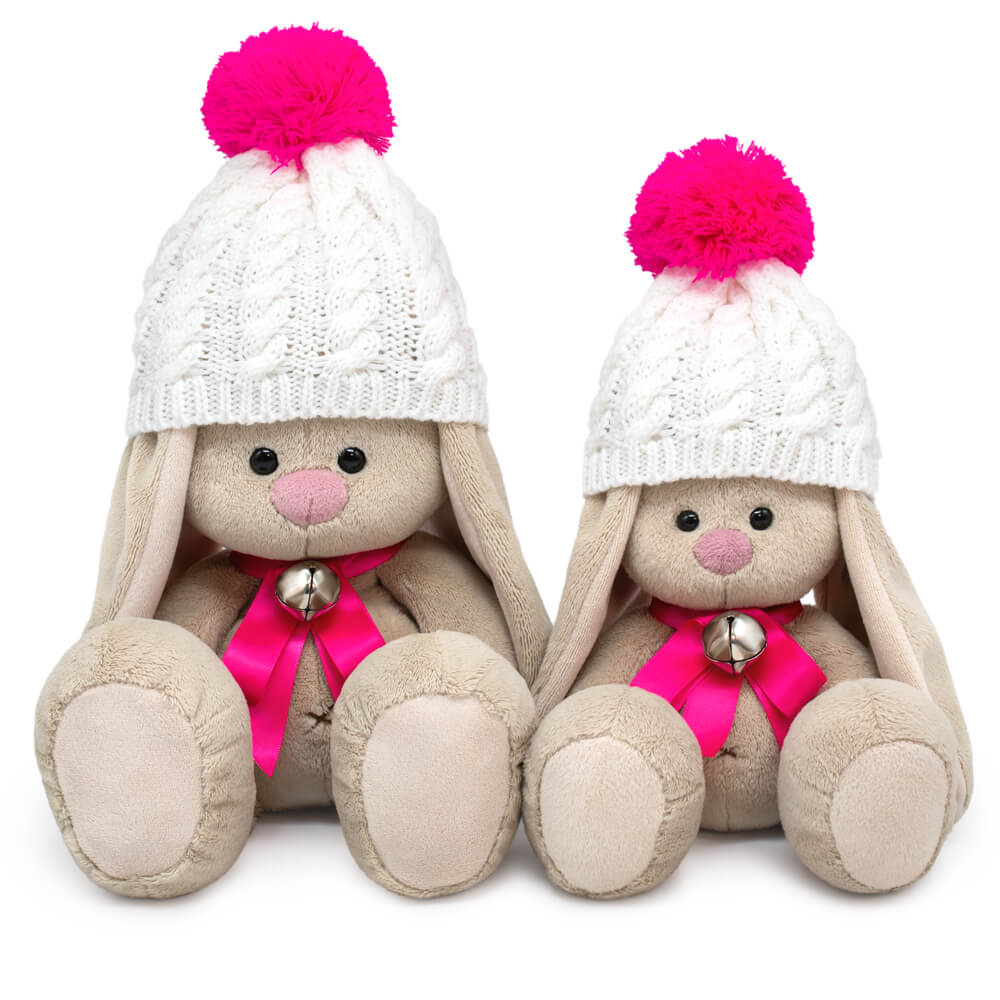 в белой шапке с помпоном