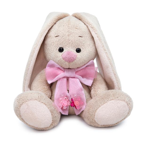 в банте с подвесками