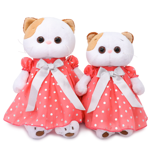 в платье в горошек