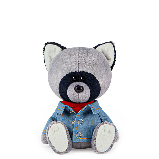 Енот Лёка в красной майке и джинсовке