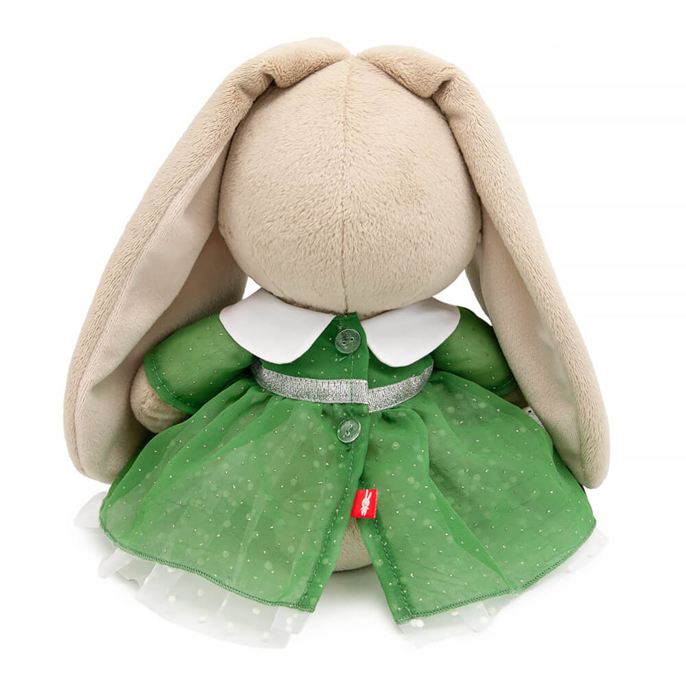 в нарядном платье и со снежинкой