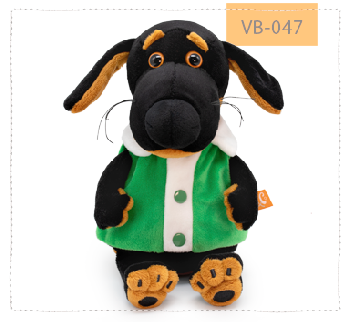 в жилете с белым воротником