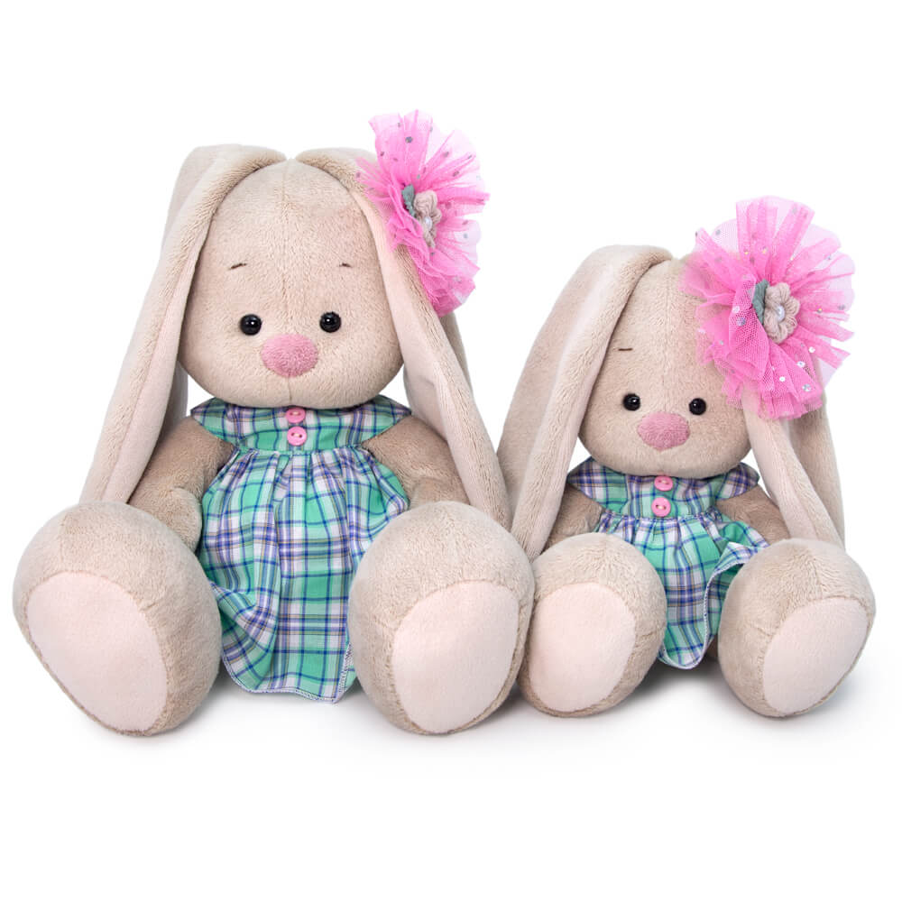 в зеленом платье в клетку