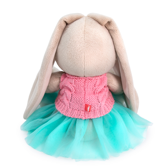 в юбке и вязаном жилете