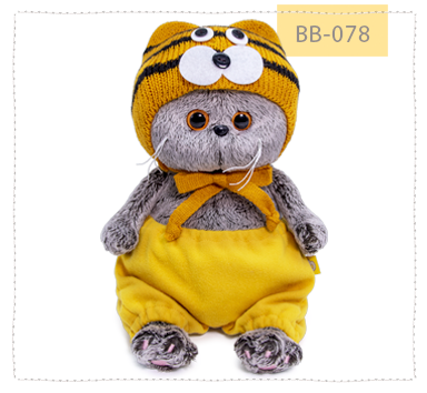 в шапке тигренка