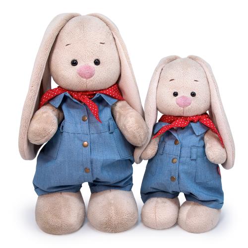 в джинсовом комбинезоне