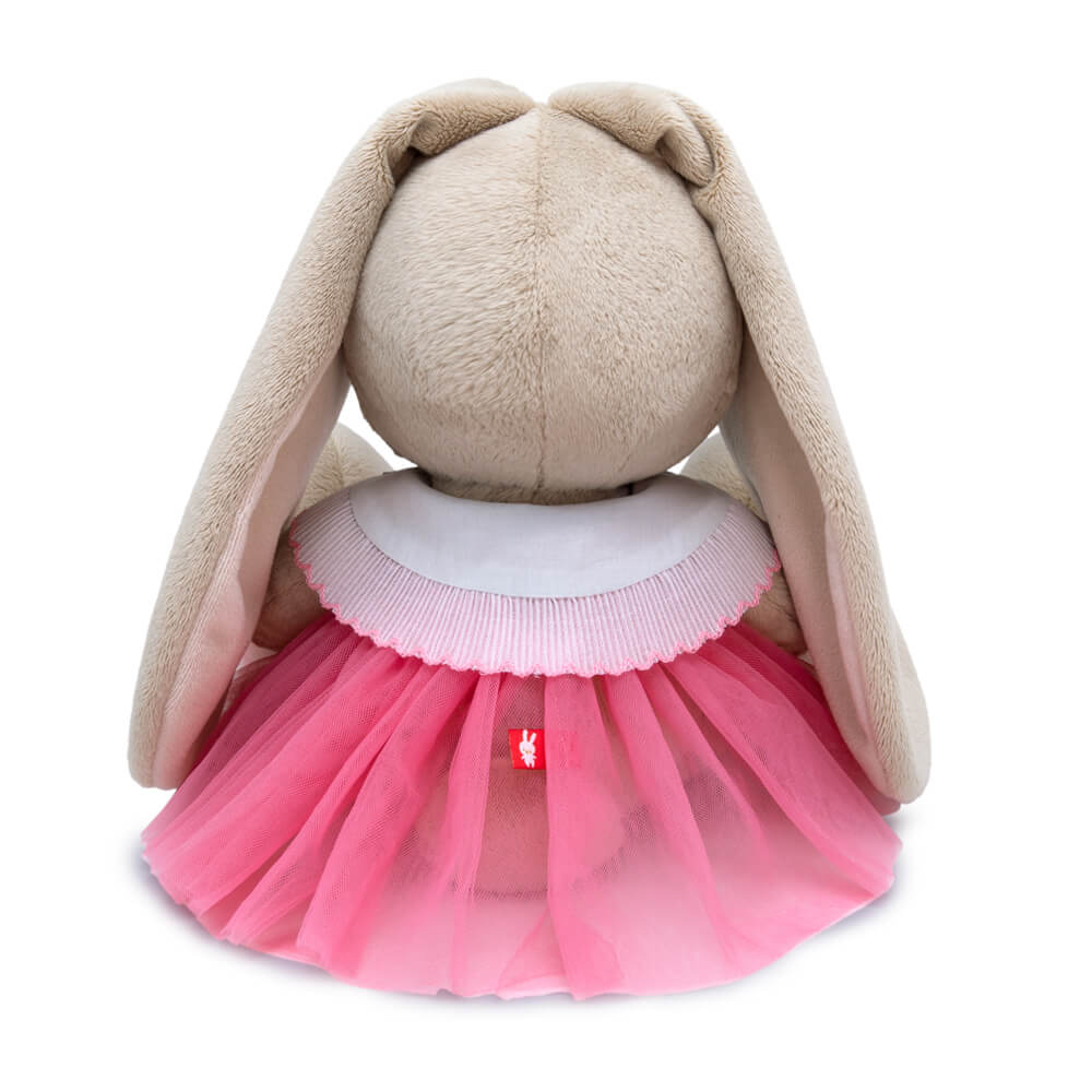 в юбке и воротнике с клубничками