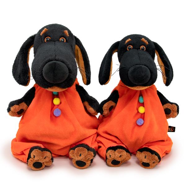 в комбинезоне с помпонами