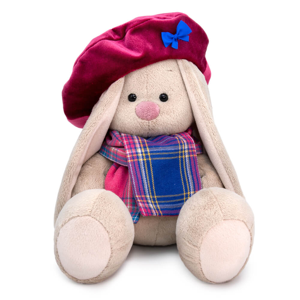 в бархатном берете и шарфе в клетку