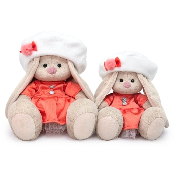 в платье и берете