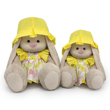 в летнем комплекте с панамой