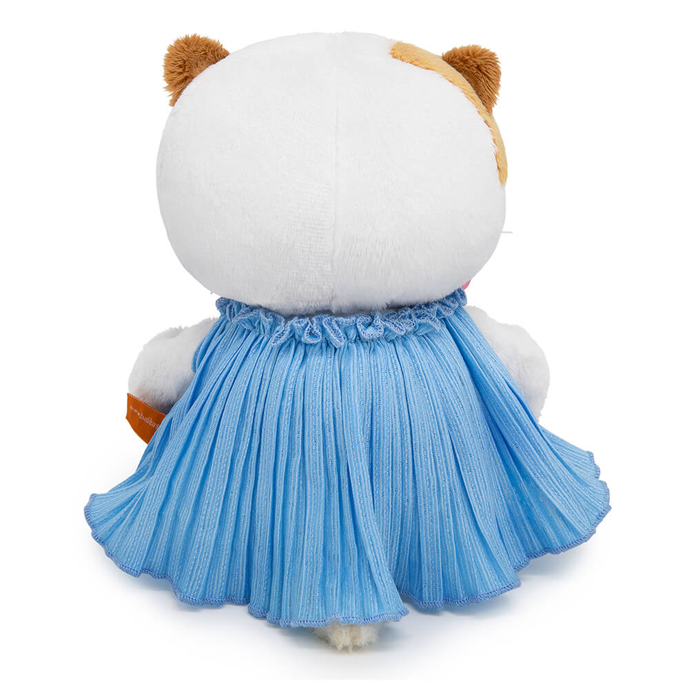 в платье из жатой ткани с бантом