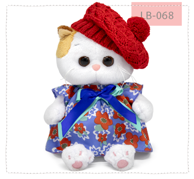 в платье и ажурном берете