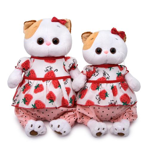 в блузке с клубничками