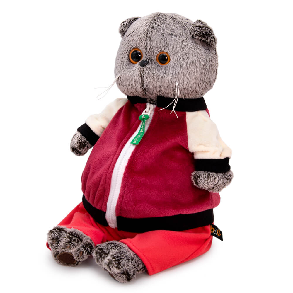 в спортивной курточке и штанах