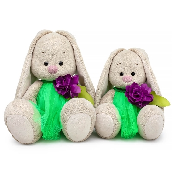 в платье с пурпурным цветком