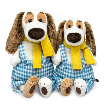 в штанах на бретельках и шарфе