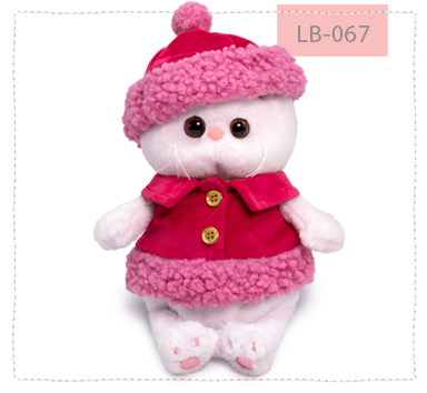 в жилетке и шапке с отделкой