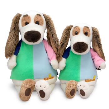 в разноцветной футболке