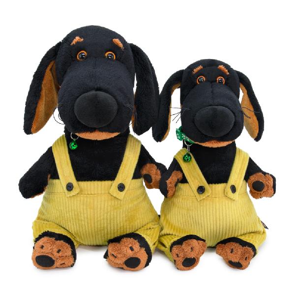 в штанах на лямках