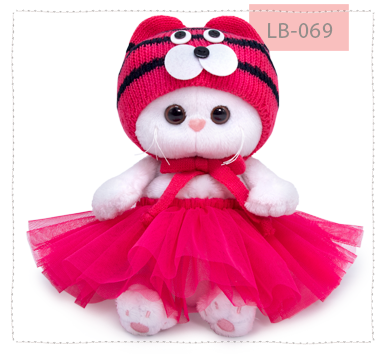 в шапке тигренка