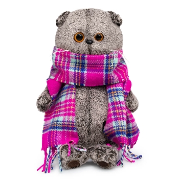 в ярко-розовом шарфе