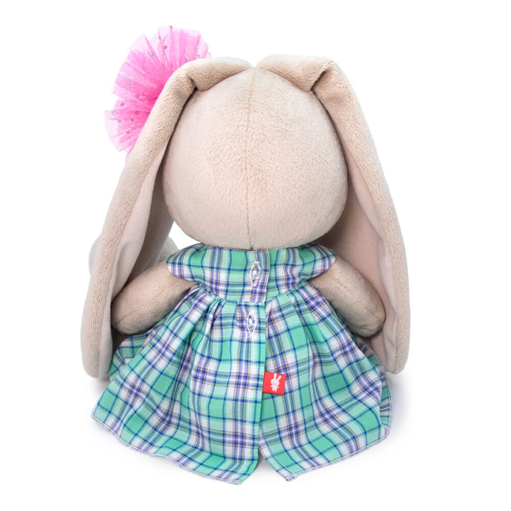 в зеленом платье в клетку