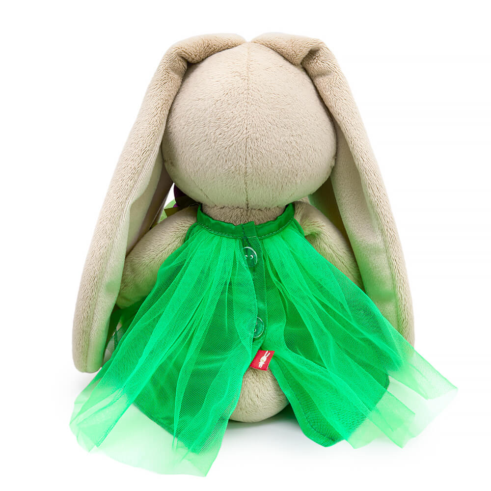 в платье с пурпурным цветком