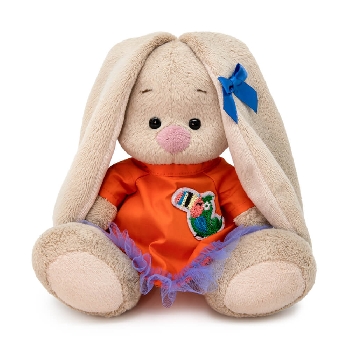 в платье с туканом