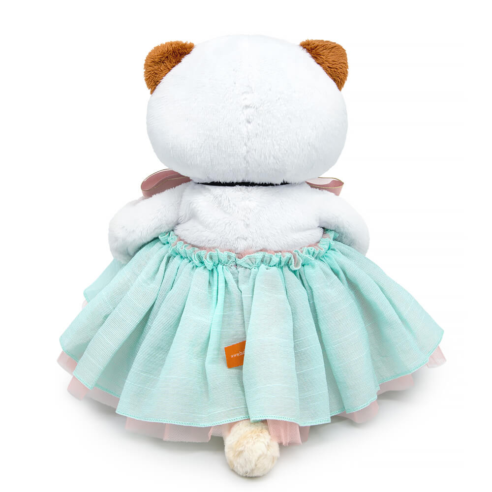 в юбке и с розовым бантом