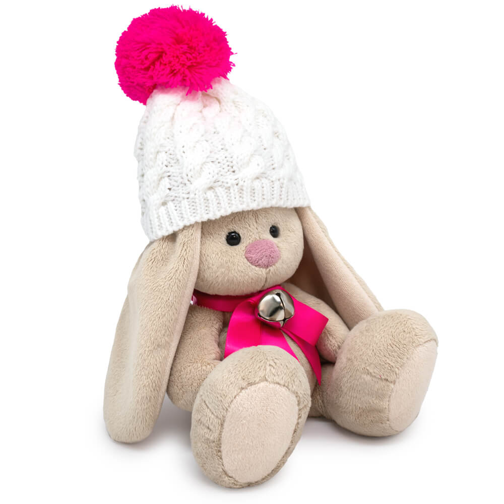 в белой шапке с помпоном