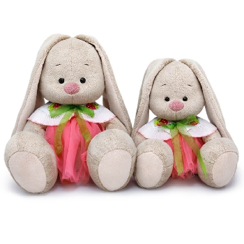 в юбке и воротнике с клубничками