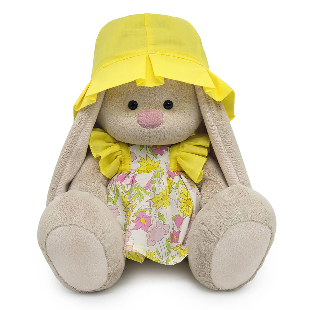 в летнем комплекте с панамой