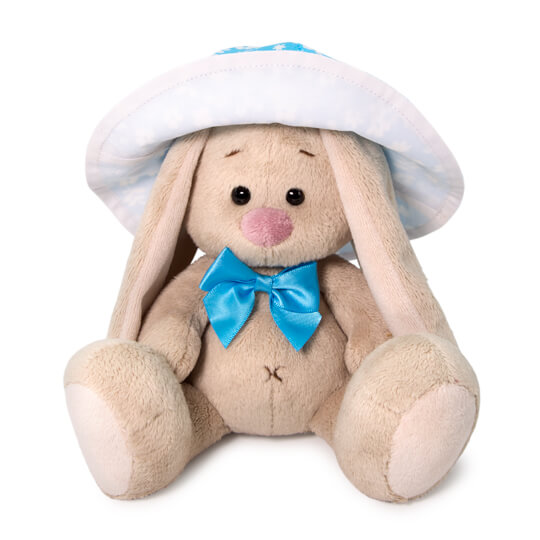 в голубой панаме