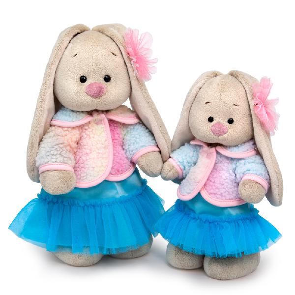 в голубой юбке