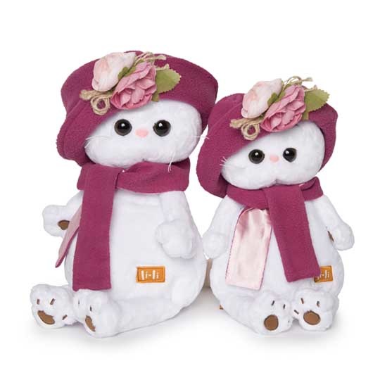 в панаме и шарфе