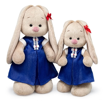 в синем платье