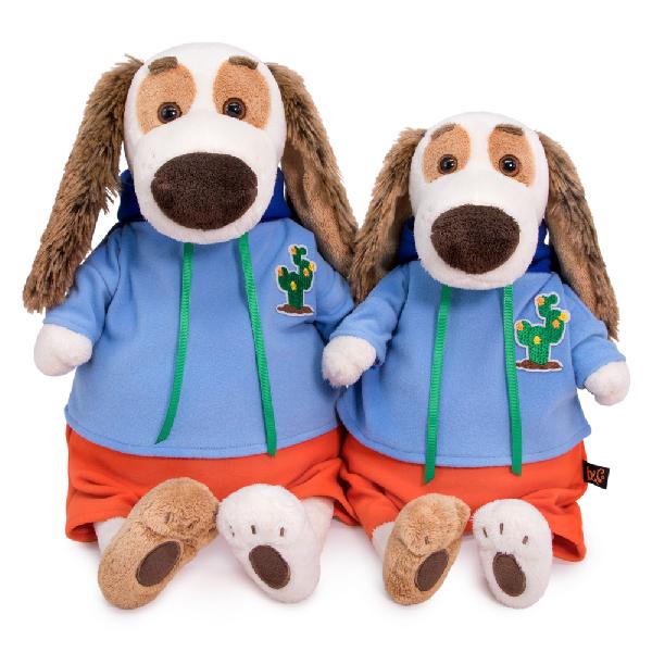 в толстовке