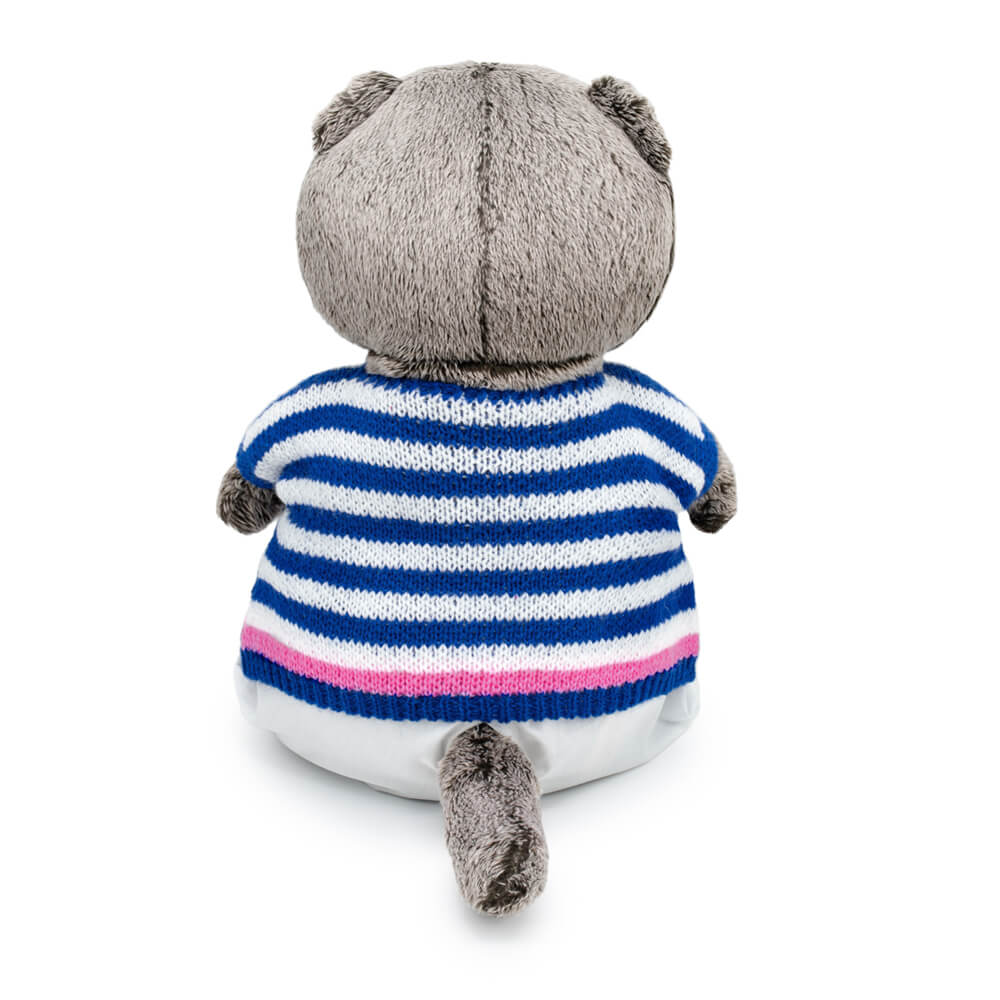 в полосатом свитере и брюках