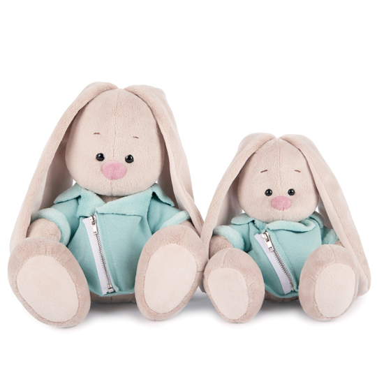 в голубой меховой курточке