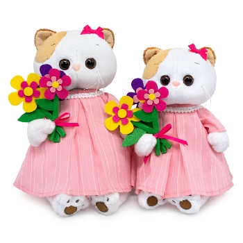 в платье и с букетом