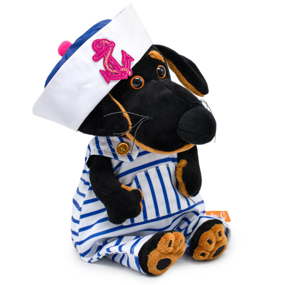 в полосатом комбинезоне и панаме с якорем