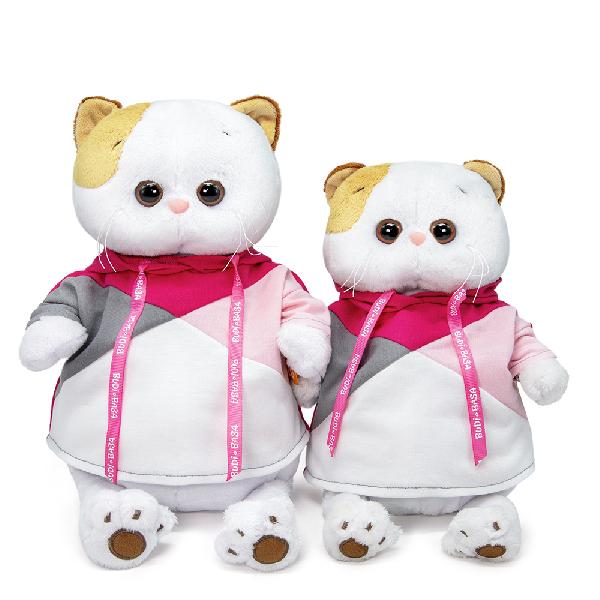 в разноцветной толстовке