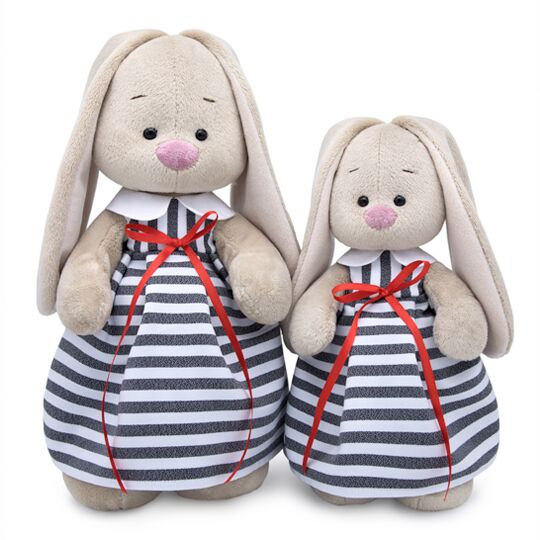 в платье в полоску