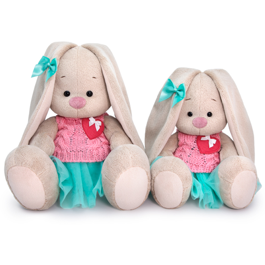 в юбке и вязаном жилете