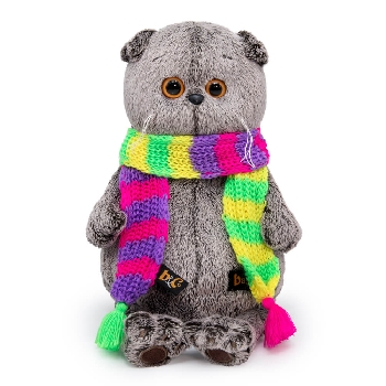 в ярком шарфе