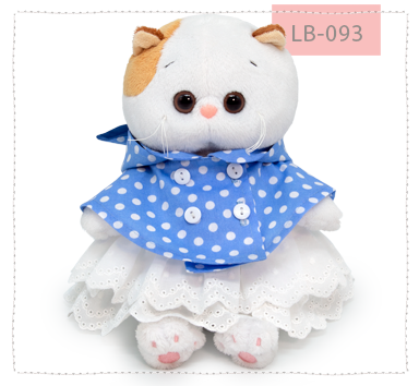 в кейпе с капюшоном