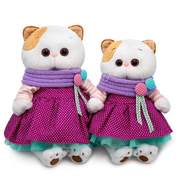 в платье и снуде